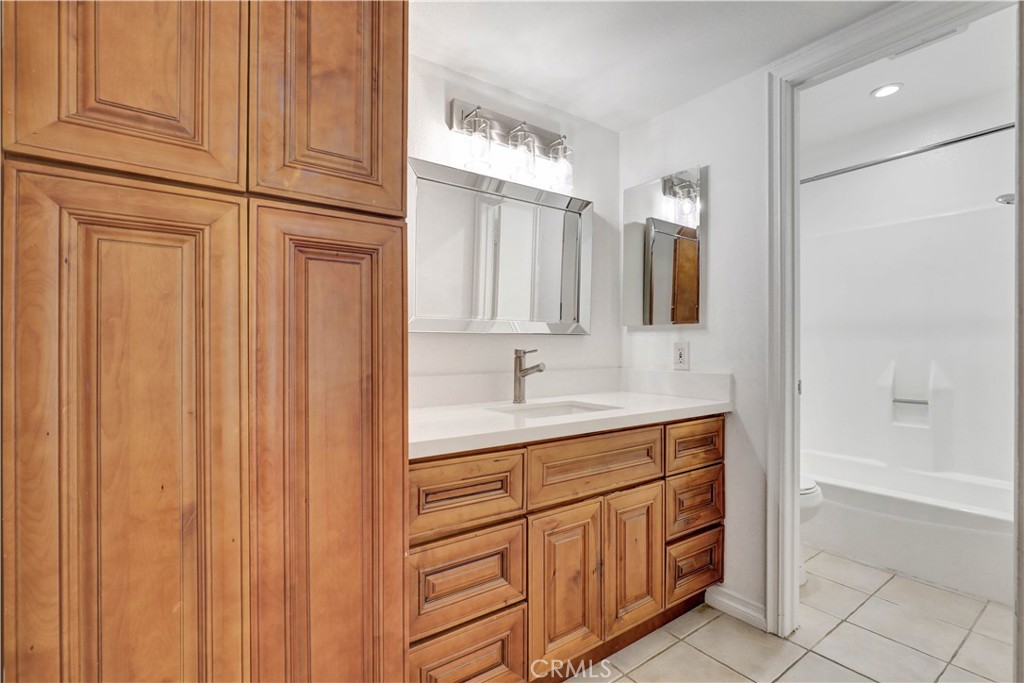 2815 S Fairview St, #g Property Photo 12