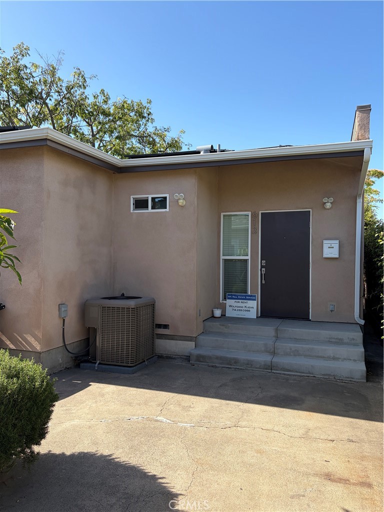 611 W Walnut Property Photo 1