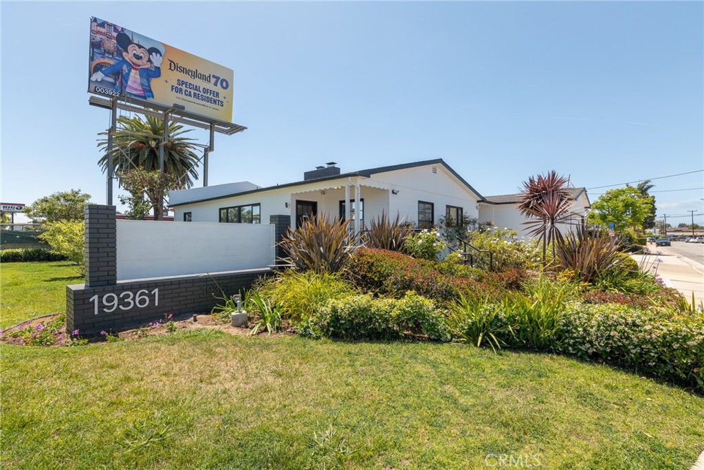 19361 Beach Blvd. Property Photo 1