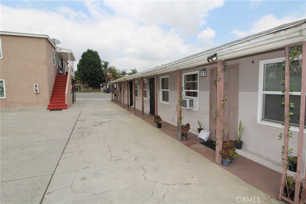 4986 Southern Avenue E Property Photo 2