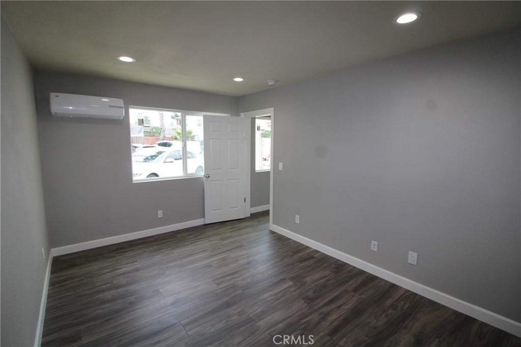4986 Southern Avenue E Property Photo 3
