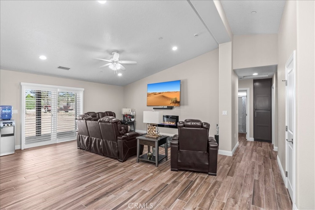 18332 Catalpa Property Photo 9