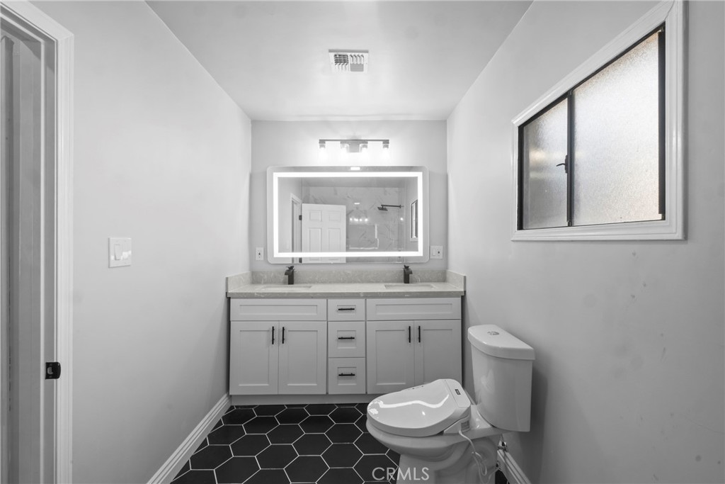 5334 S Victoria Property Photo 7