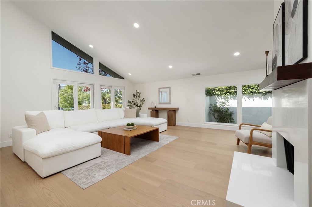 3834 Mistral Property Photo 5
