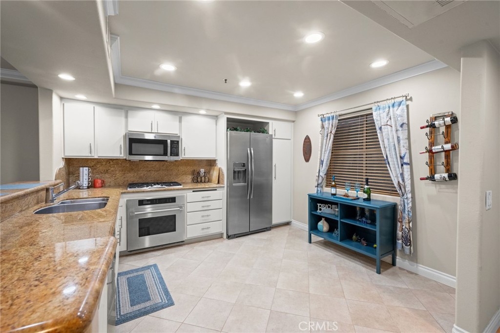 200 Pacific Coast M-9 Property Photo 4