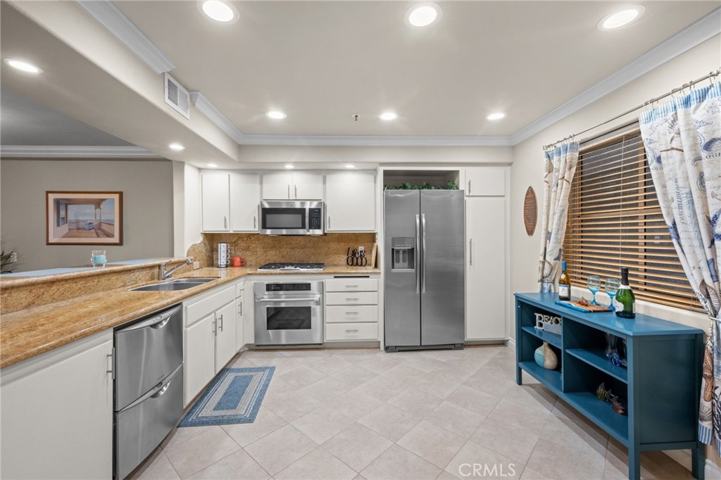 200 Pacific Coast M-9 Property Photo 5