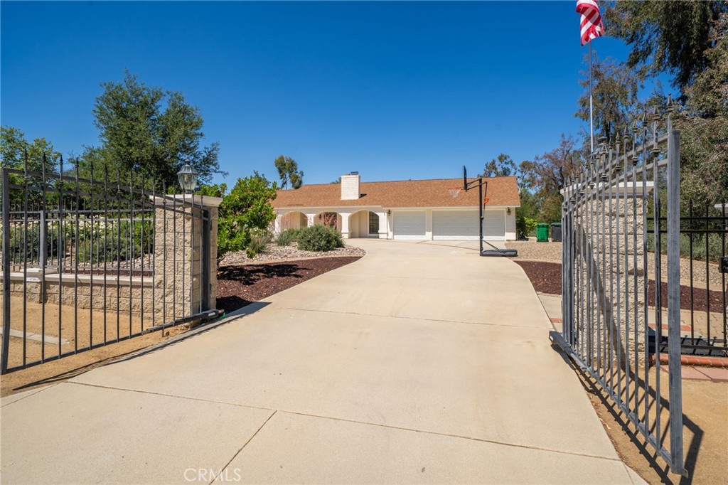 16639 Fox Glen Property Photo 3