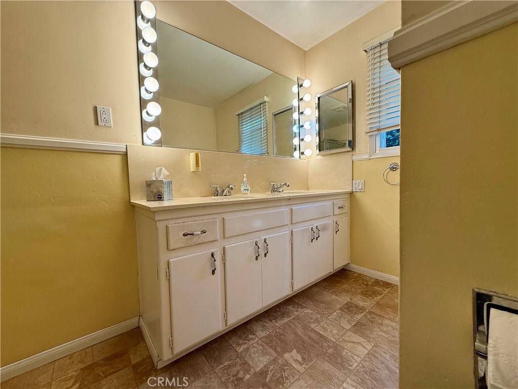543 E Comstock Property Photo 24