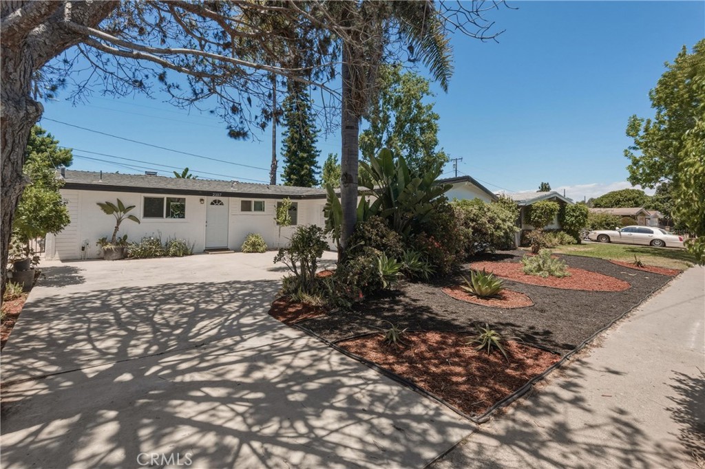 2107 Pomona Property Photo 2