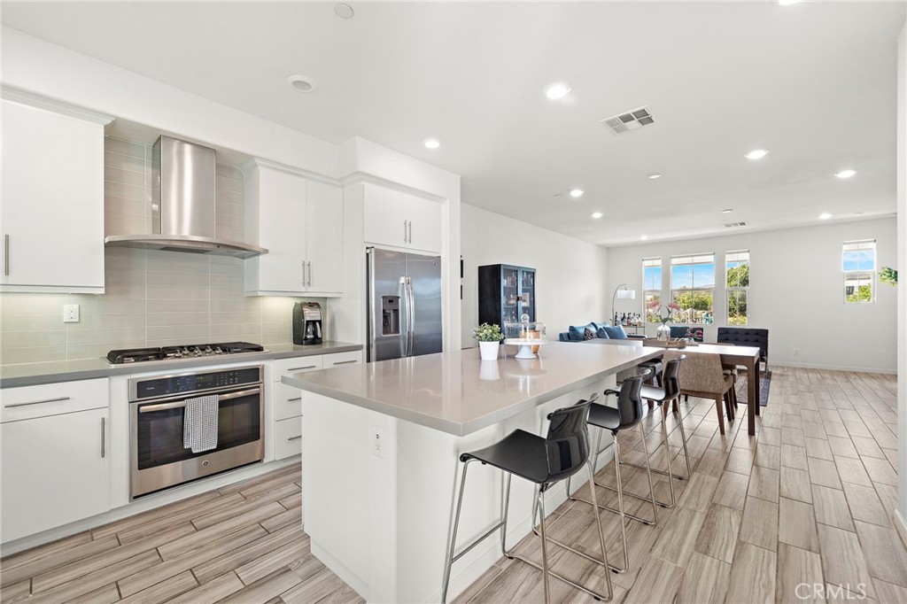 144 Paramount Property Photo 2