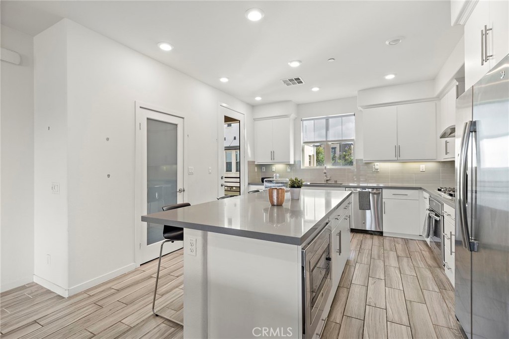 144 Paramount Property Photo 6