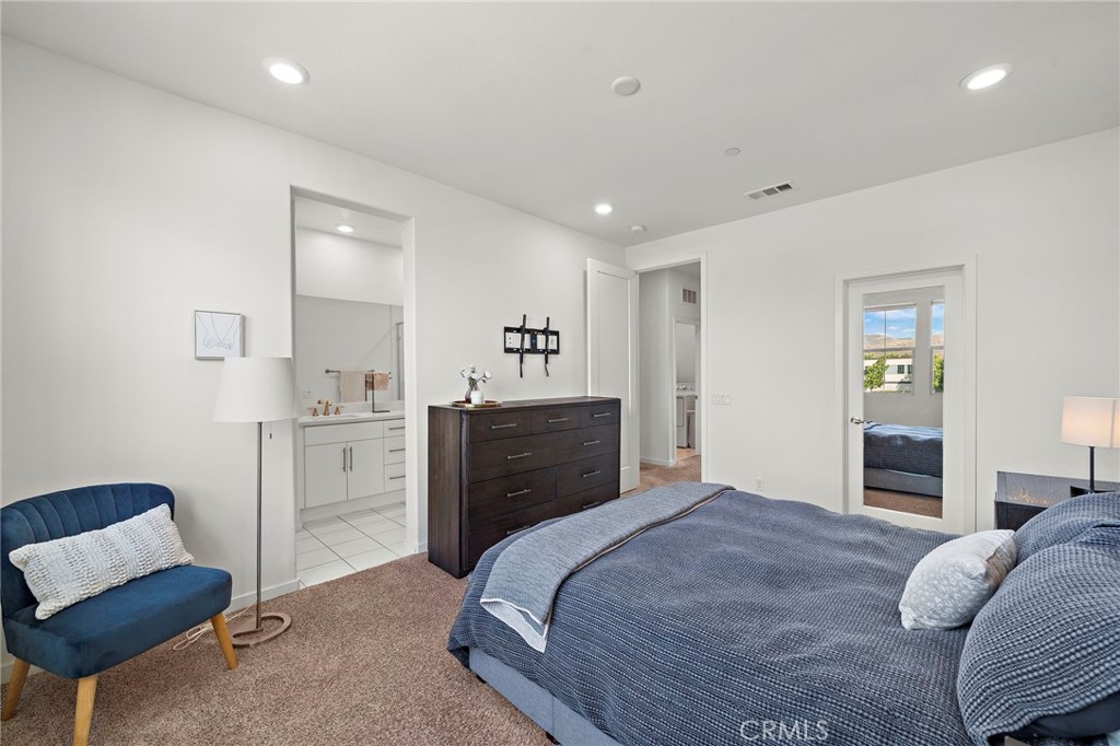 144 Paramount Property Photo 16