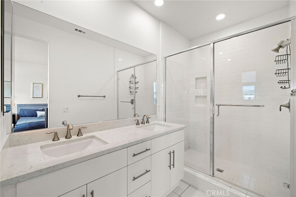 144 Paramount Property Photo 17