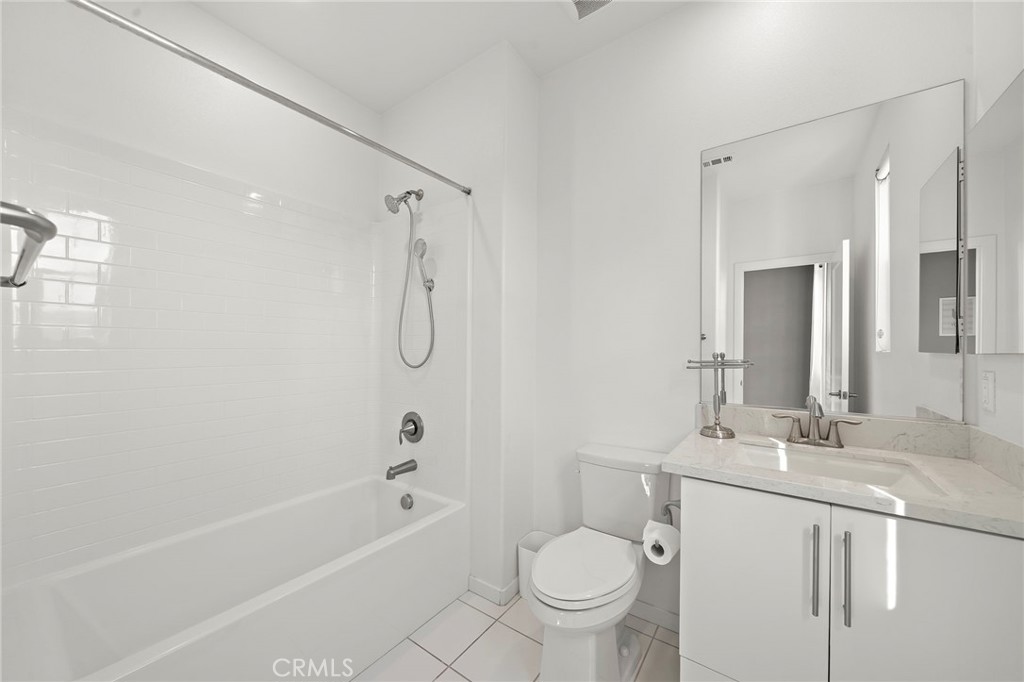 144 Paramount Property Photo 21