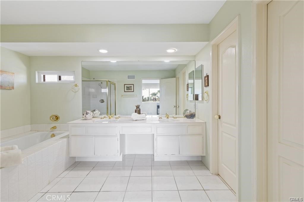 21 Colonial Property Photo 16