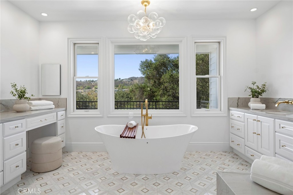 15 Canada Oaks Property Photo 35