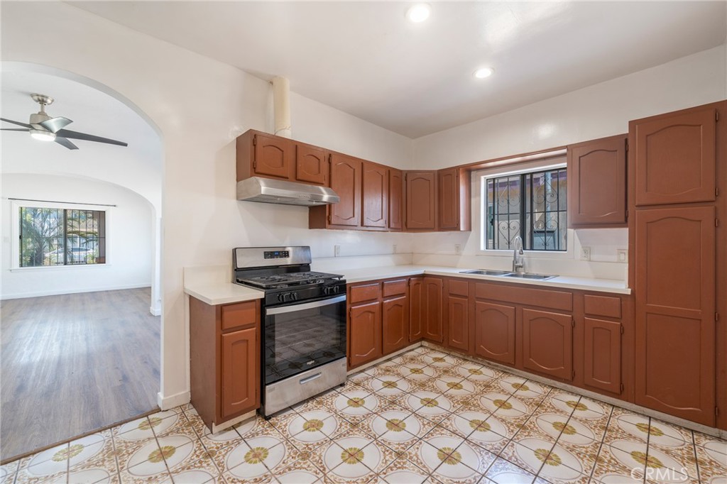 532 S Flower Street Property Photo 6
