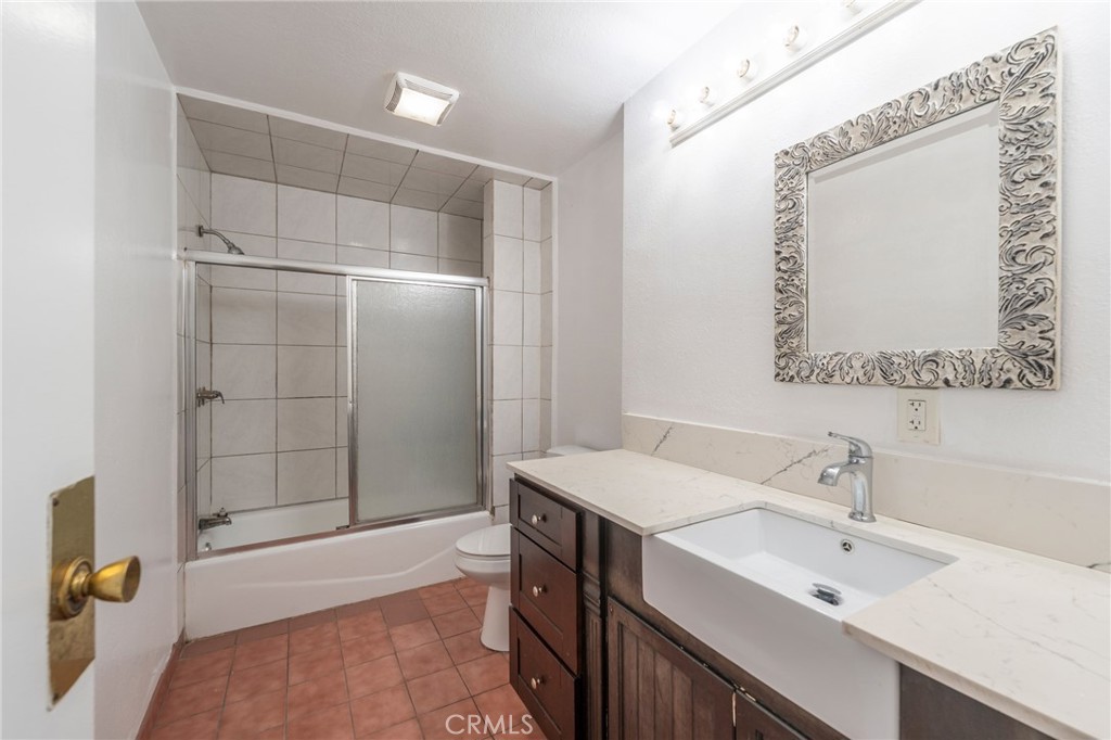 532 S Flower Street Property Photo 11