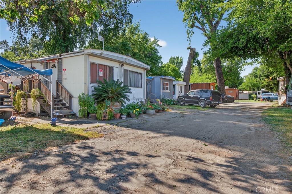 25433 South Avenue Property Photo 3
