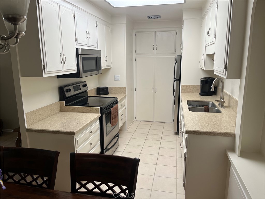 2234 Via Puerta C Property Photo 5