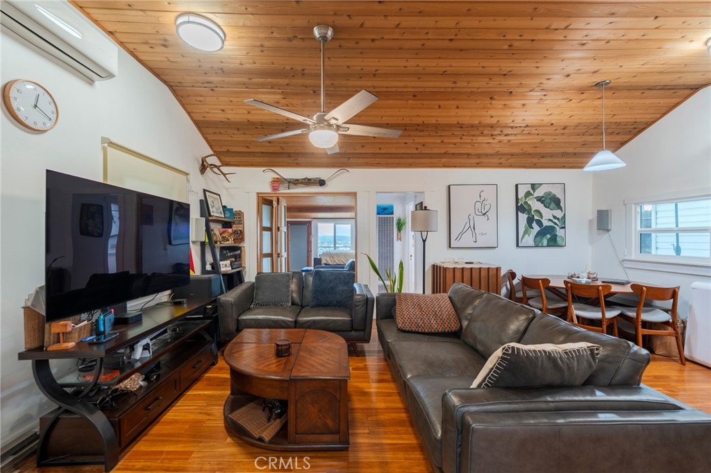 526 Crane Property Photo 4