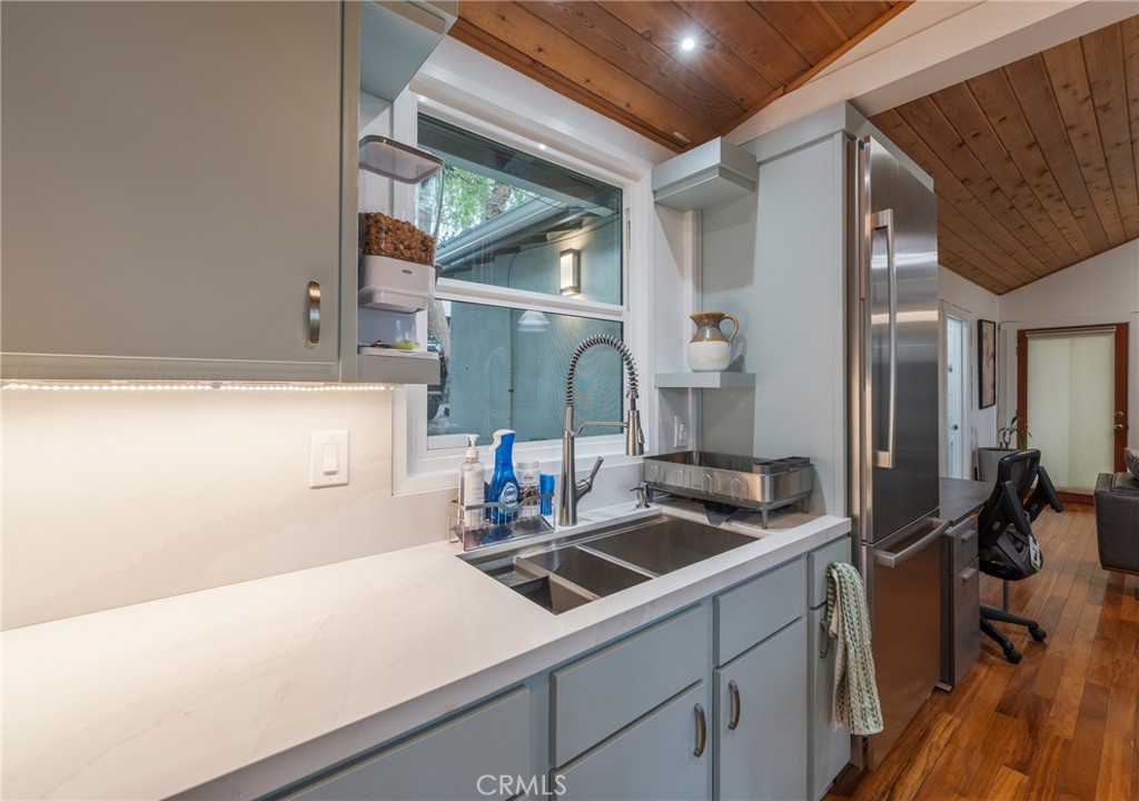 526 Crane Property Photo 9
