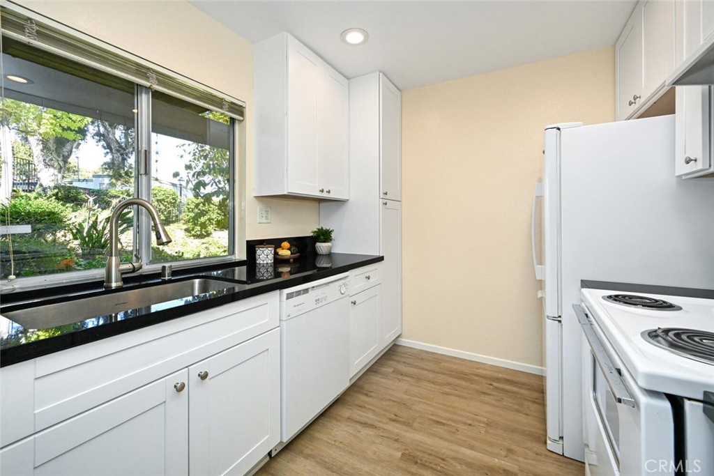 23732 Hillhurst Property Photo 3