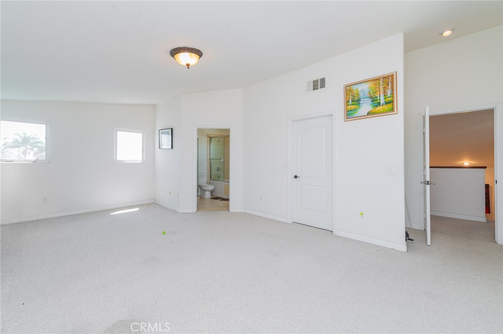 636 E 220th Property Photo 7