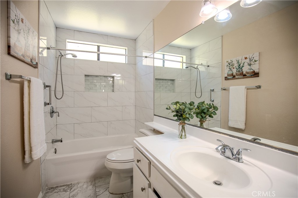 2528 N Tustin D Property Photo 10