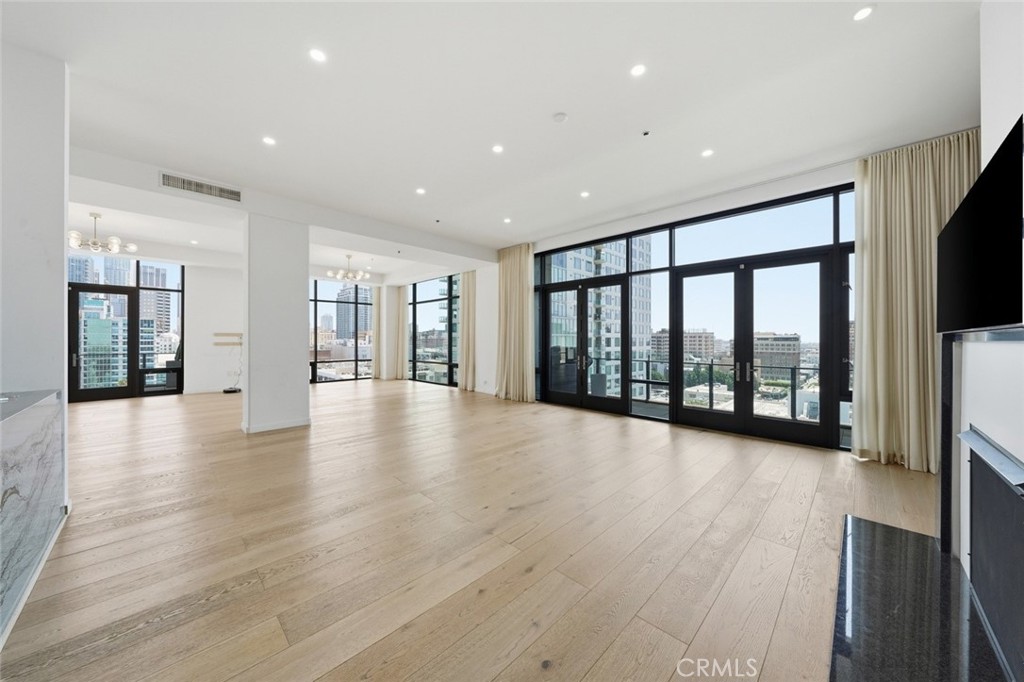 1111 S Grand Avenue Ph 5 Property Photo 17