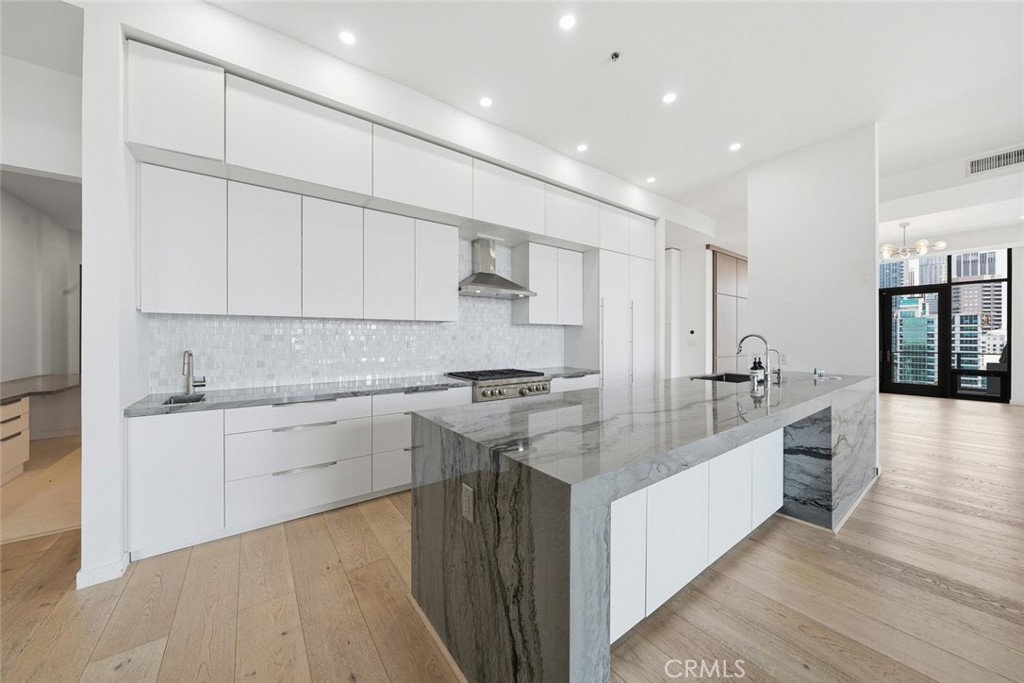 1111 S Grand Avenue Ph 5 Property Photo 20