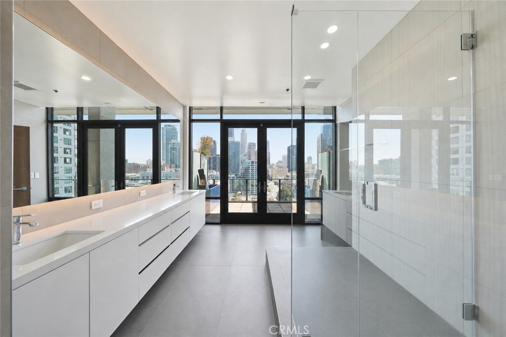 1111 S Grand Avenue Ph 5 Property Photo 23