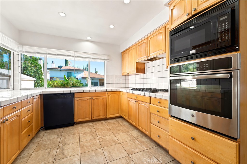 20232 Gifford Street Property Photo 4