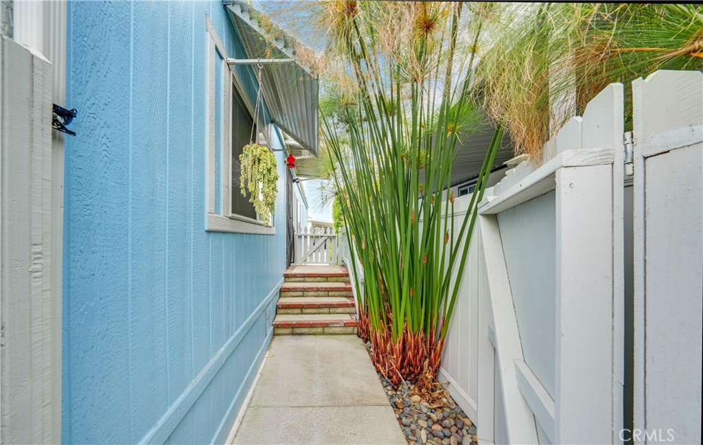 21851 Newland Property Photo 34