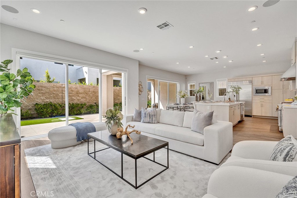 140 Walworth Property Photo 4