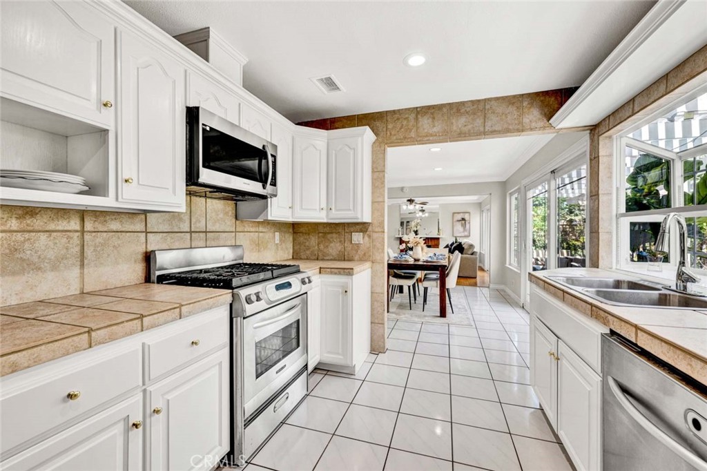 3841 Claremont St Property Photo 10