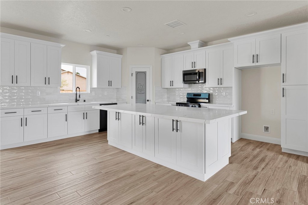 15561 Apple Valley Road Property Photo 13