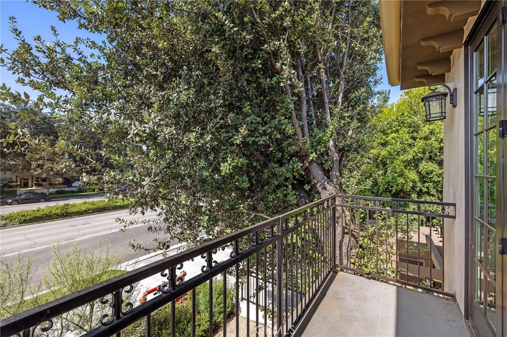 1976 Huntington Drive Property Photo 17