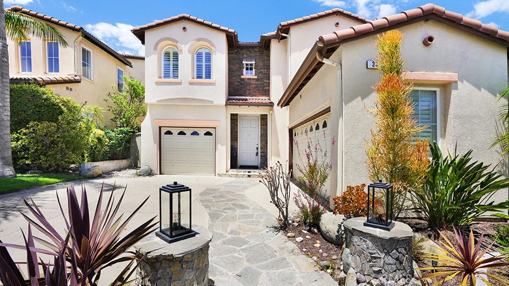33 Acanthus Property Photo 1