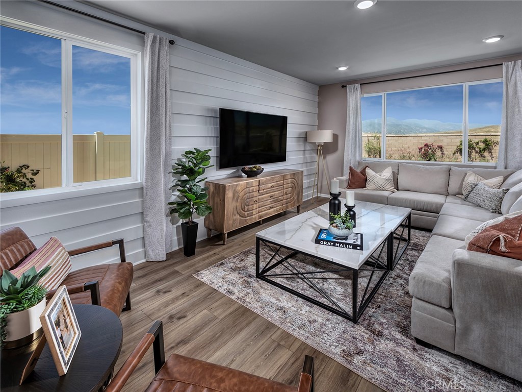 2043 Grapefruit Street Property Photo 5