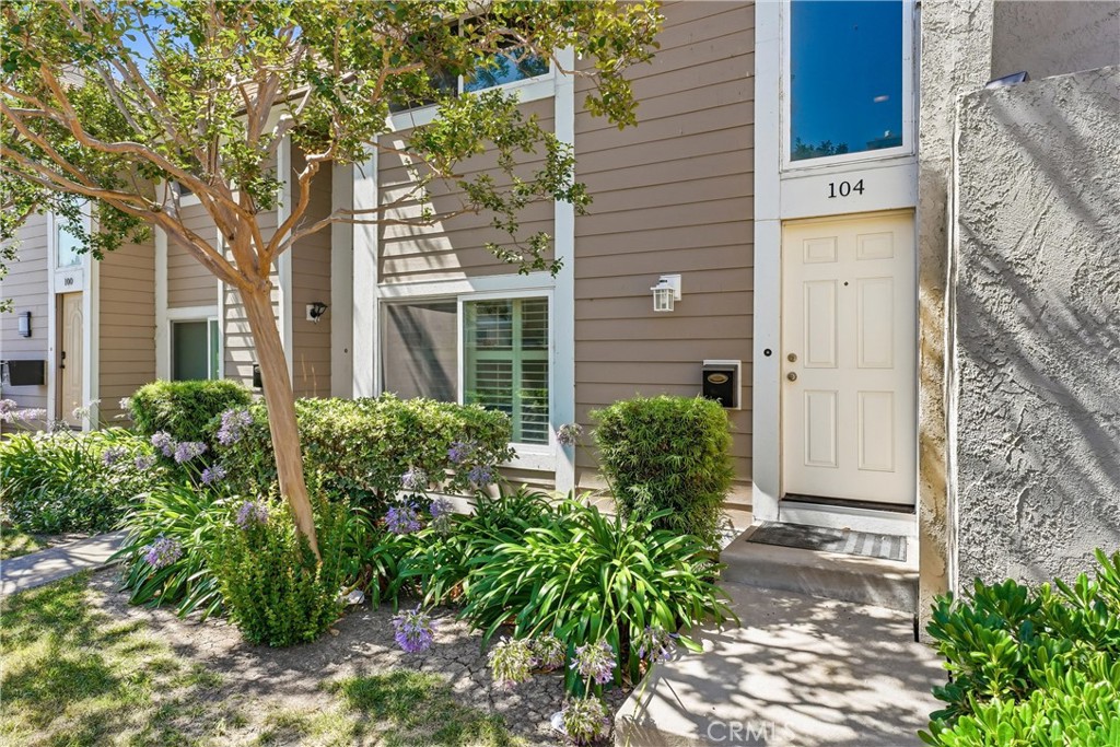 104 Oval Property Photo 1