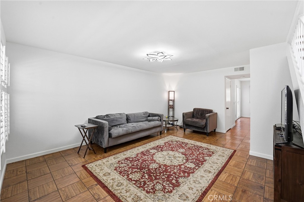 104 Oval Property Photo 2
