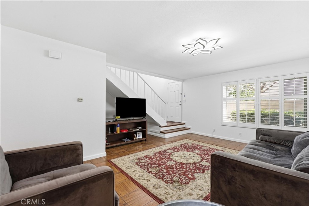 104 Oval Property Photo 3