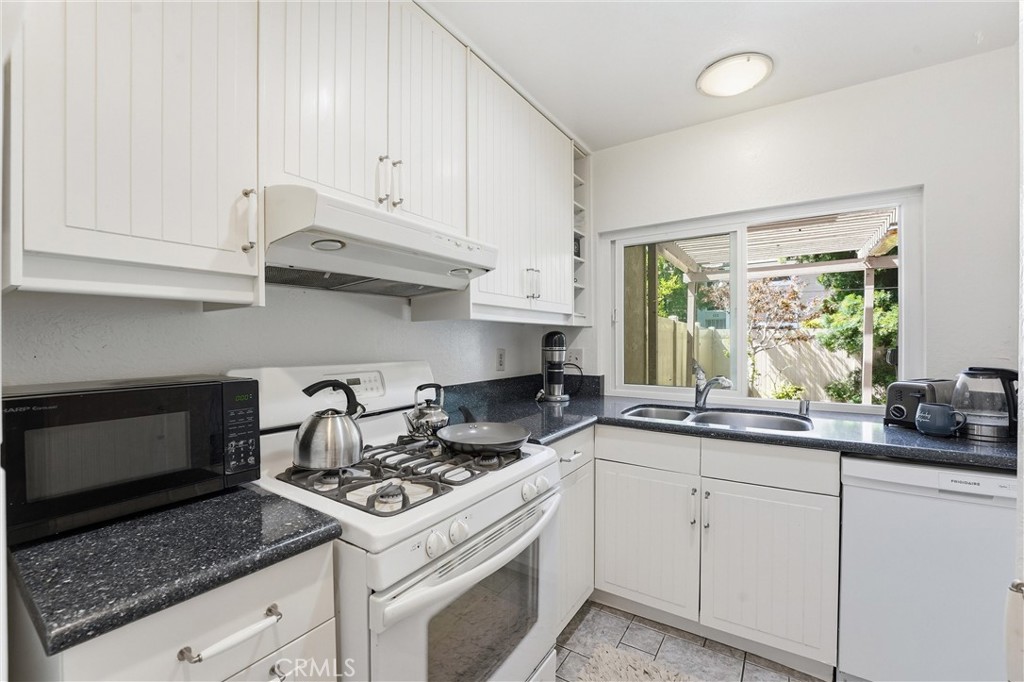 104 Oval Property Photo 5