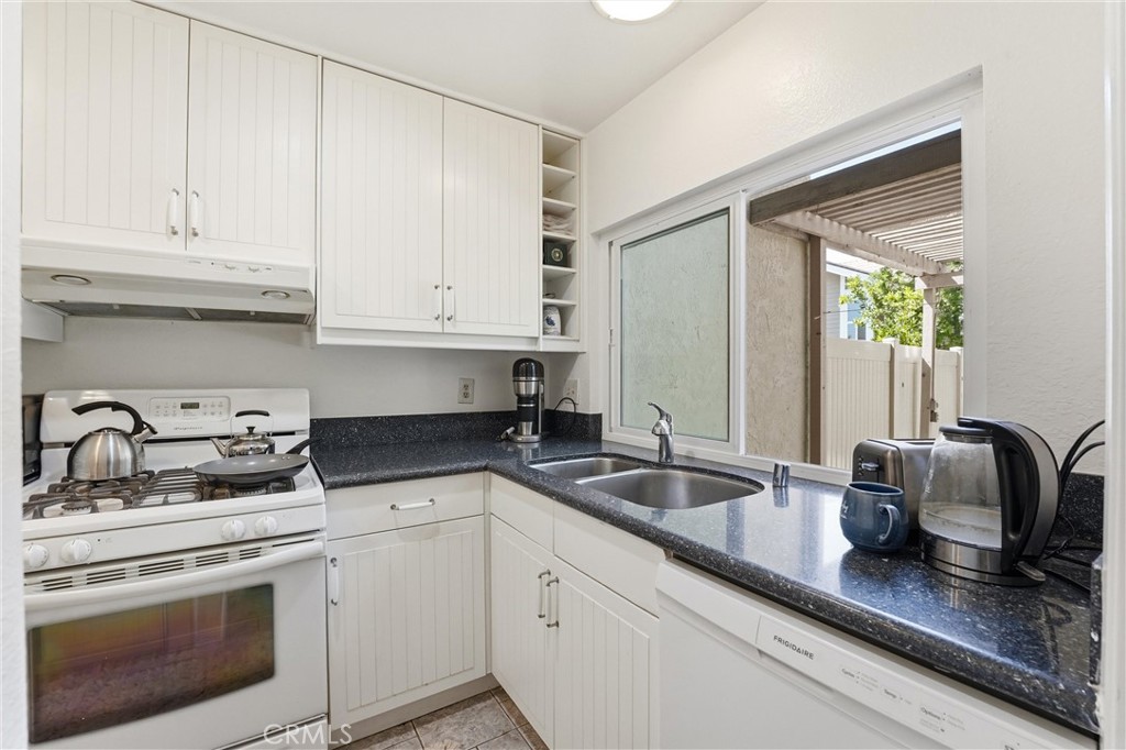 104 Oval Property Photo 6