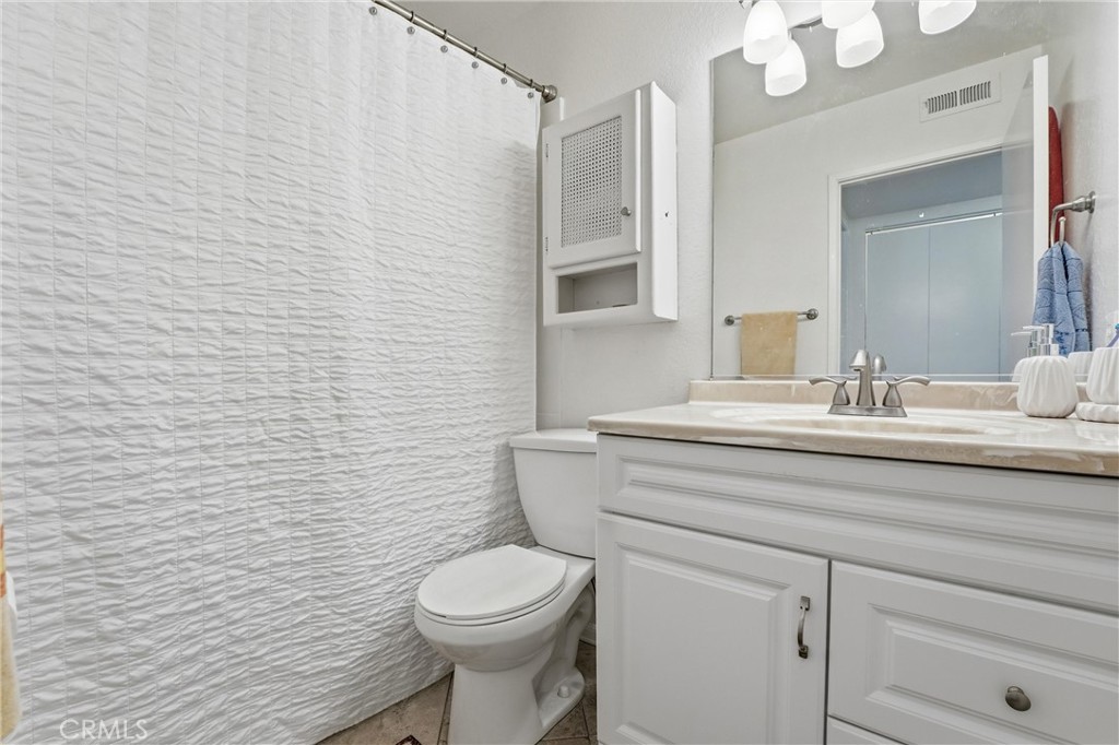104 Oval Property Photo 7