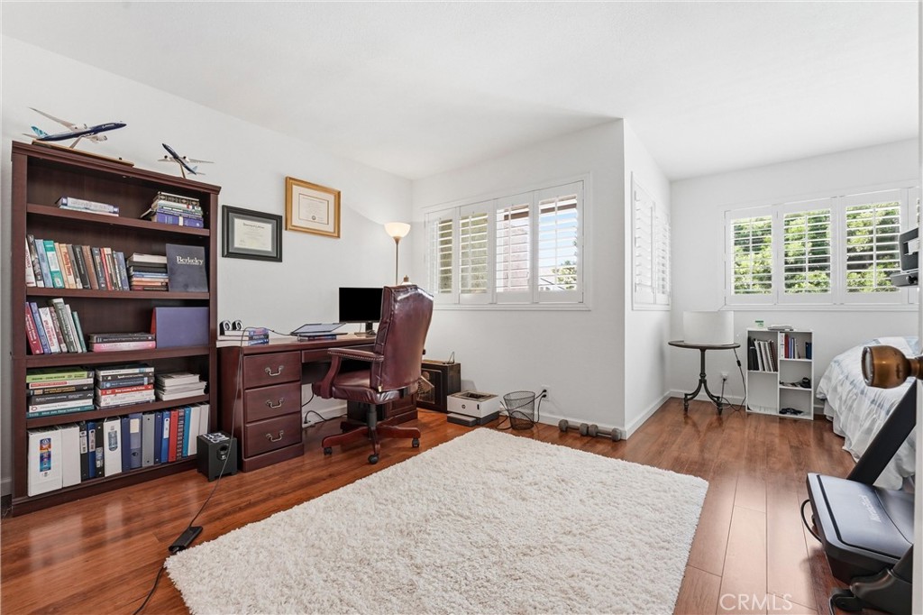 104 Oval Property Photo 8