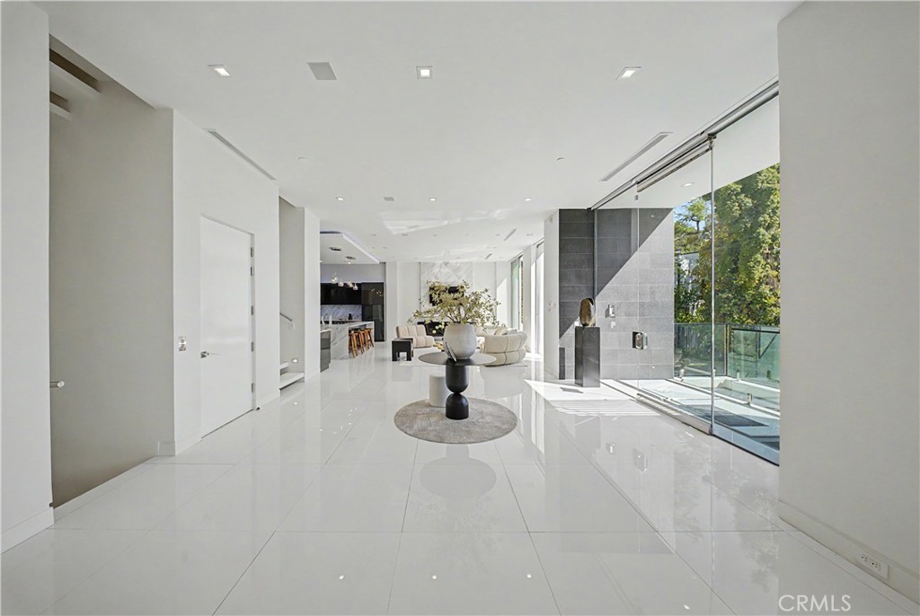 9459 Beverly Crest Property Photo 4