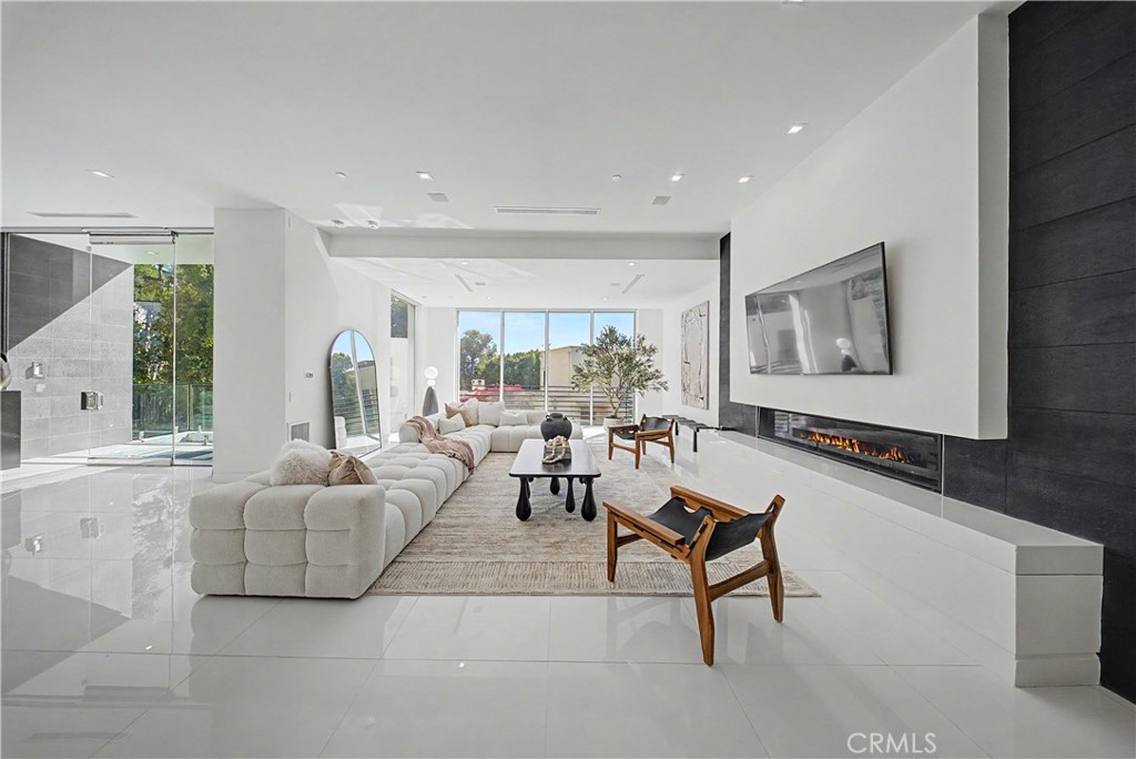 9459 Beverly Crest Property Photo 14