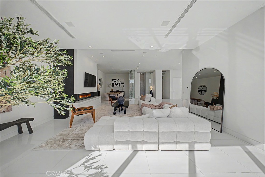 9459 Beverly Crest Property Photo 15